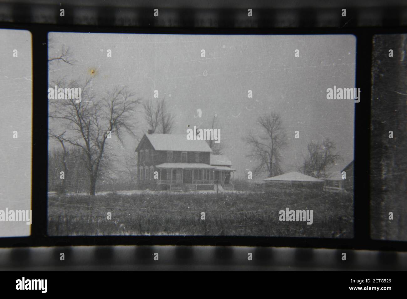 Feine Schwarz-Weiß-Fotografie aus den 1970er Jahren eines einsamen Gehöfts, das rauen Blizzard-Bedingungen trotzt. Stockfoto