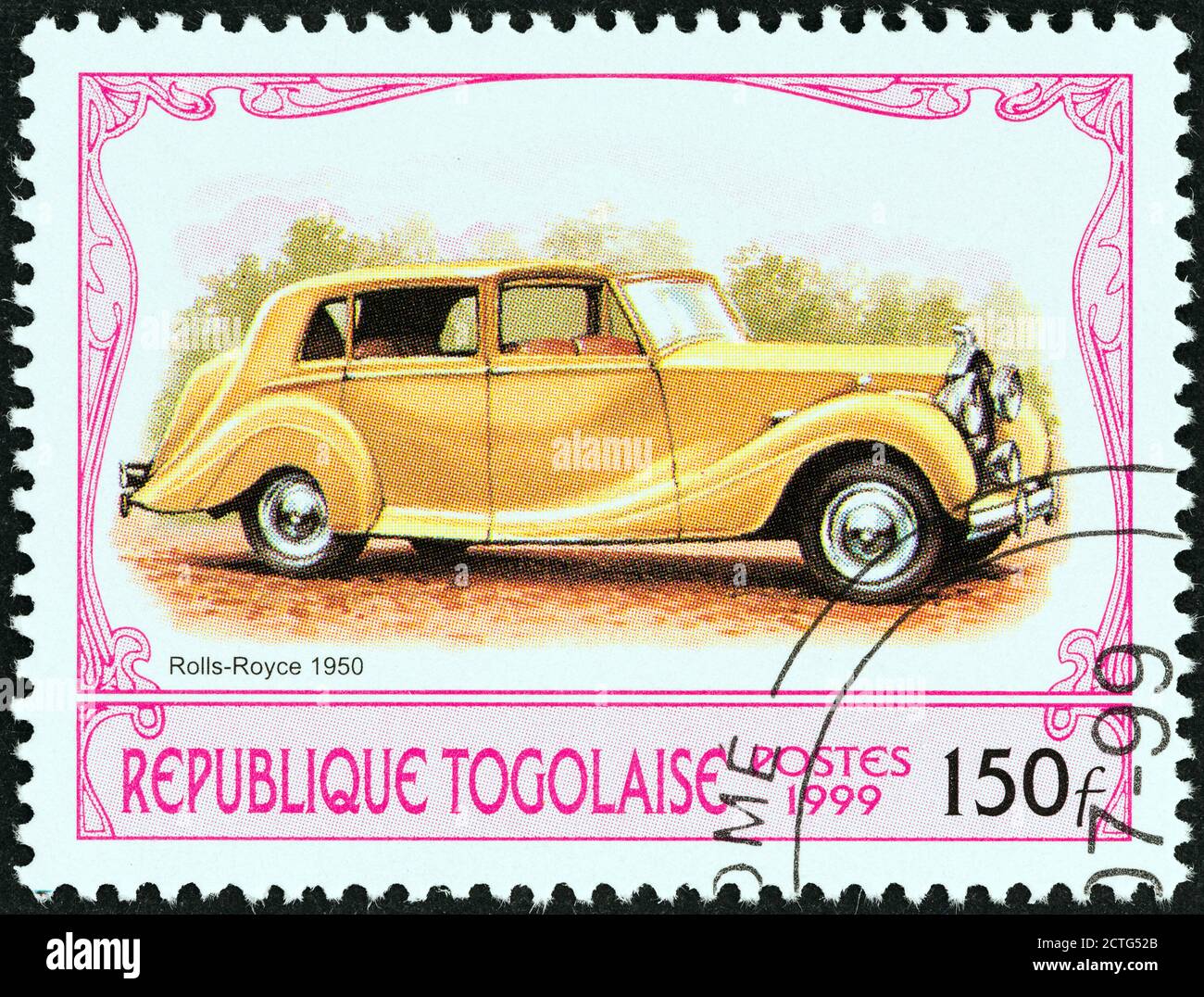 TOGO - UM 1999: Eine in Togo gedruckte Marke aus der 'Antique Automobiles'-Ausgabe zeigt einen Rolls-Royce Silver Wraith, 1950, um 1999. Stockfoto