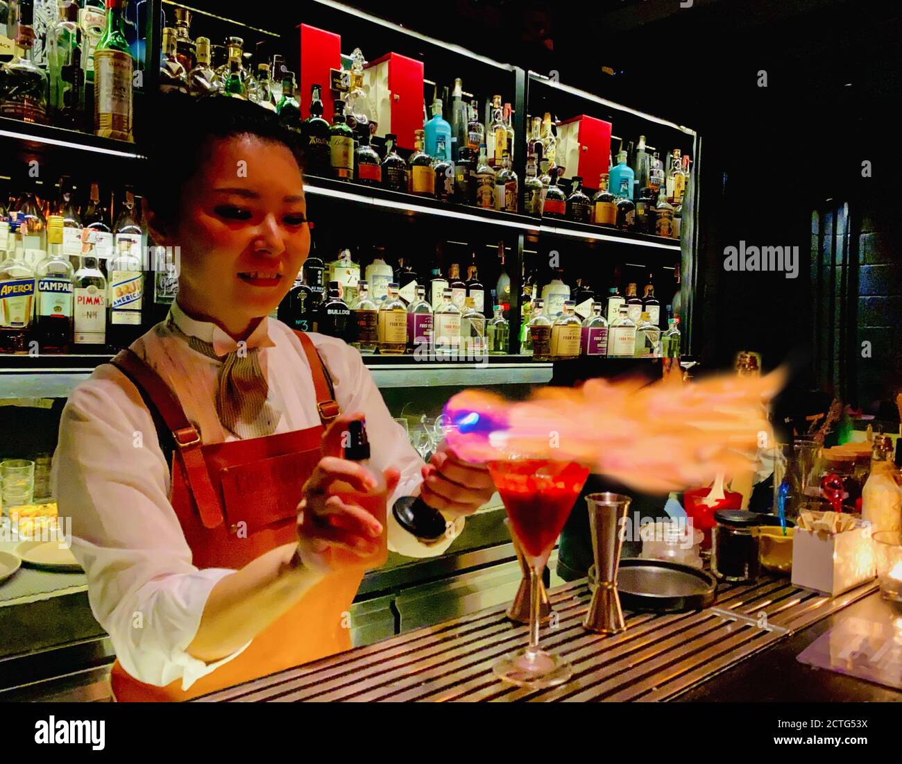 Kellnerin Flammen einen Cocktail garnieren Stockfoto