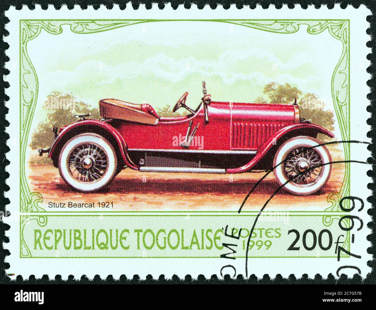 TOGO - UM 1999: Eine in Togo gedruckte Briefmarke aus der Ausgabe 'Antique Automobiles' zeigt einen Stutz Bearcat, 1921, um 1999. Stockfoto