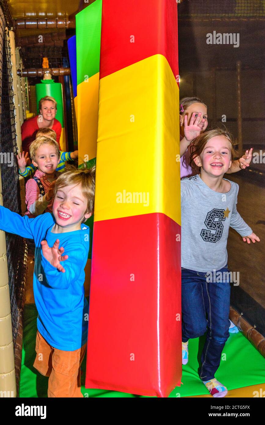 Lustiger Nachmittag auf dem Indoor Spielplatz Stockfoto