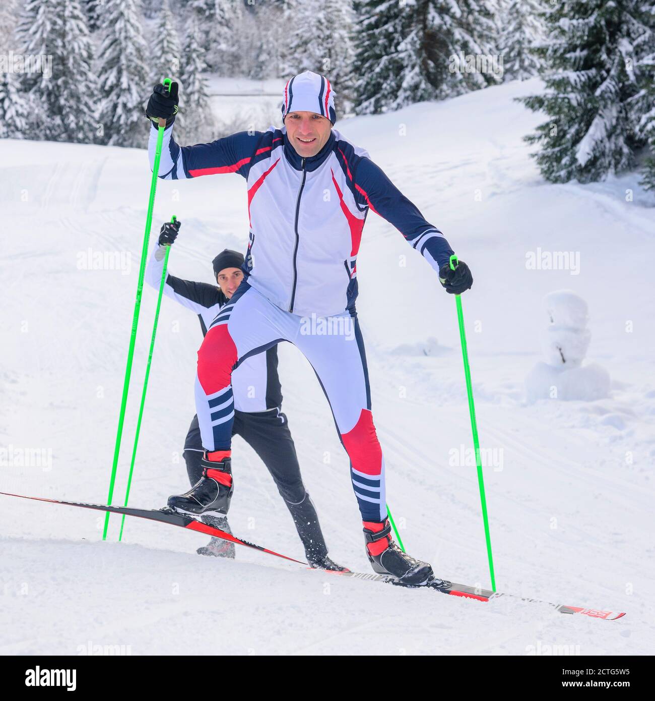 Skater tun Training Session in wunderschönen winterlichen Natur Stockfoto