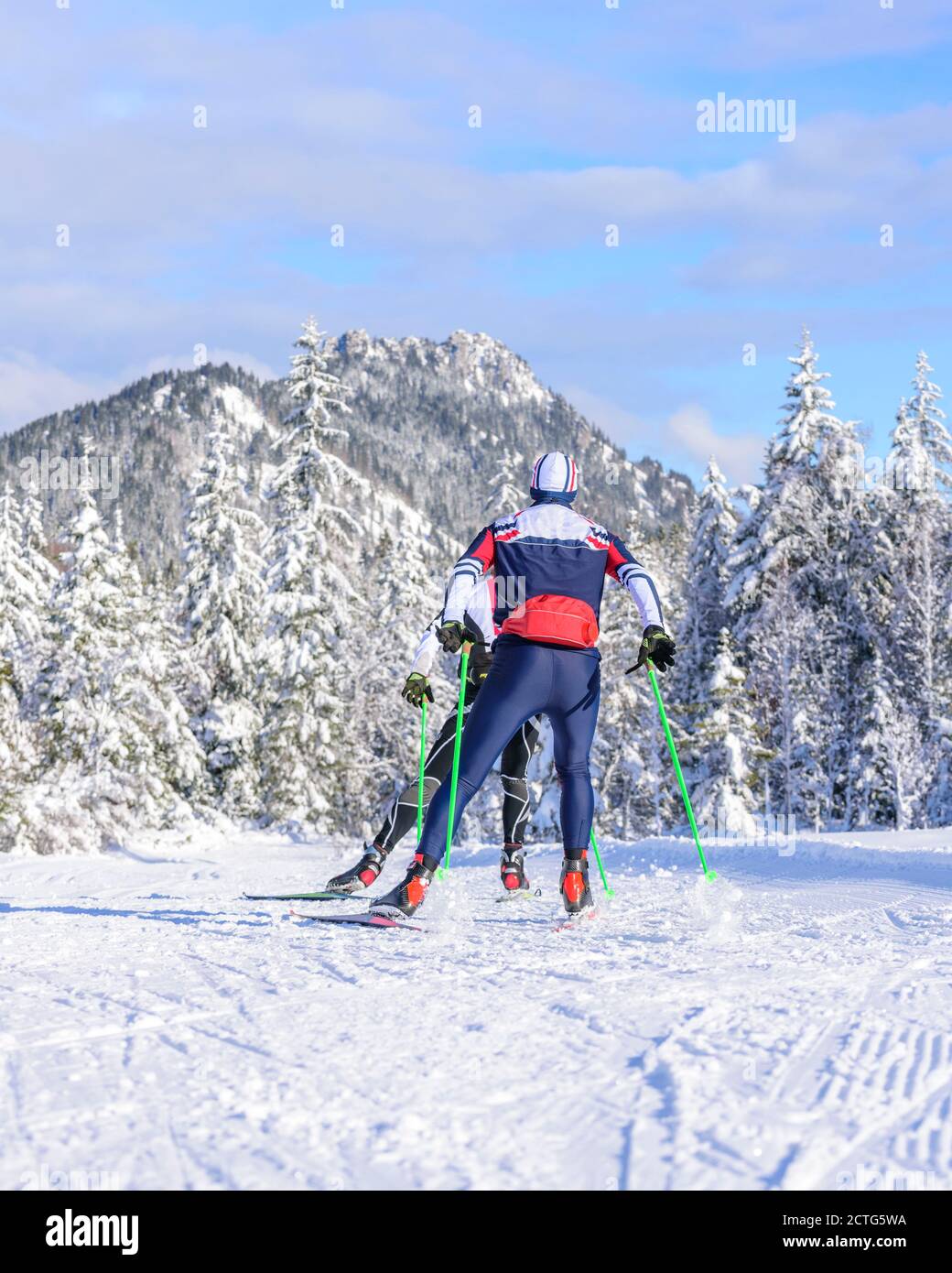 Skater tun Training Session in wunderschönen winterlichen Natur Stockfoto