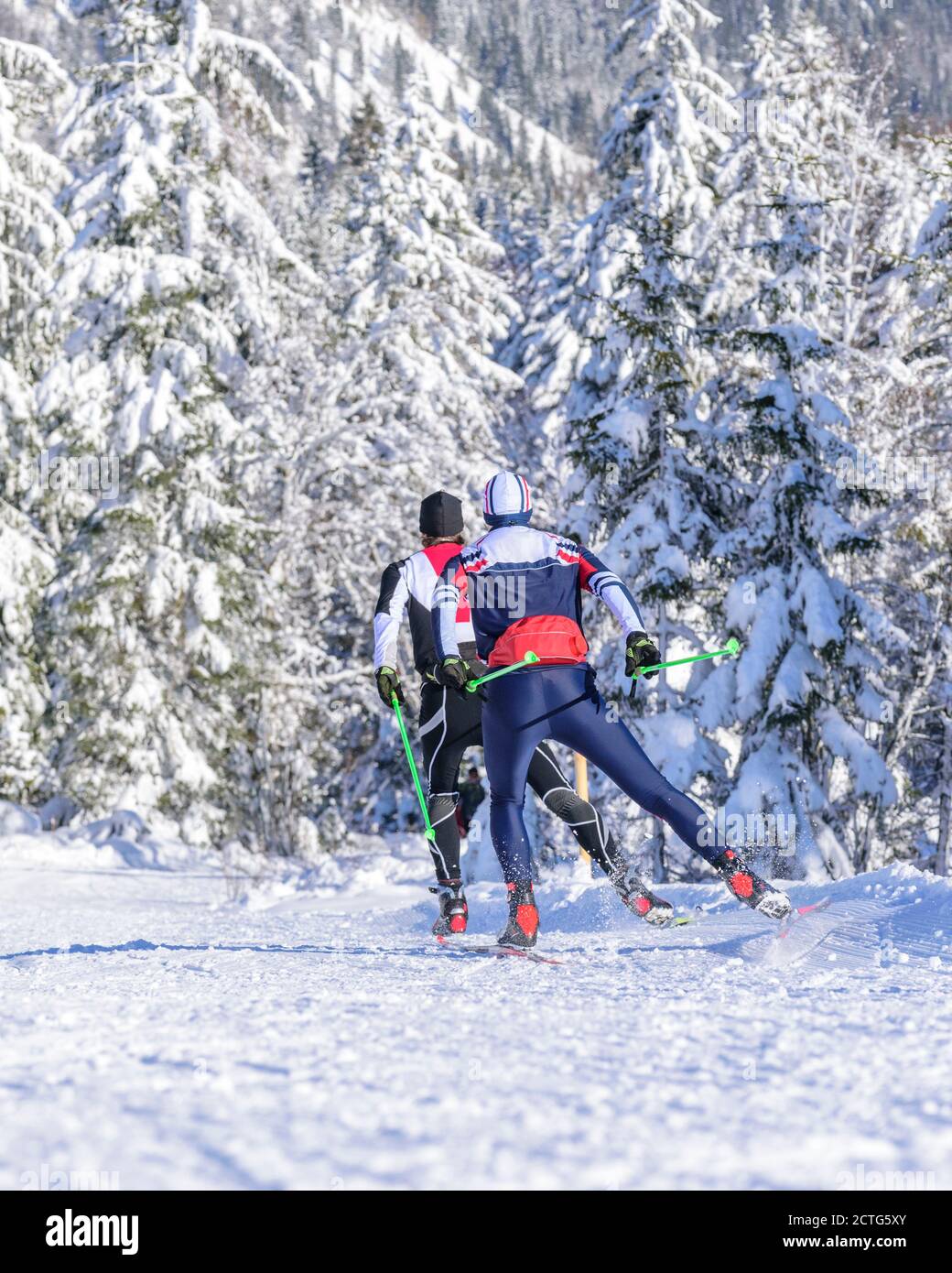 Skater tun Training Session in wunderschönen winterlichen Natur Stockfoto