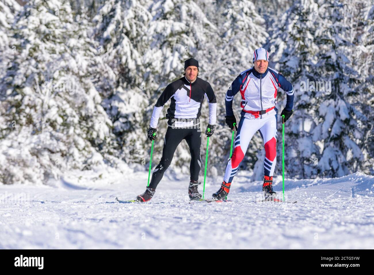 Skater tun Training Session in wunderschönen winterlichen Natur Stockfoto
