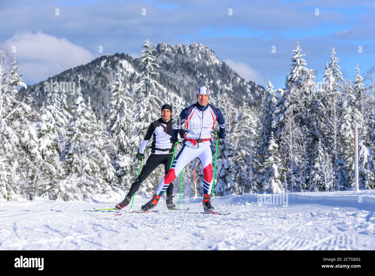 Skater tun Training Session in wunderschönen winterlichen Natur Stockfoto