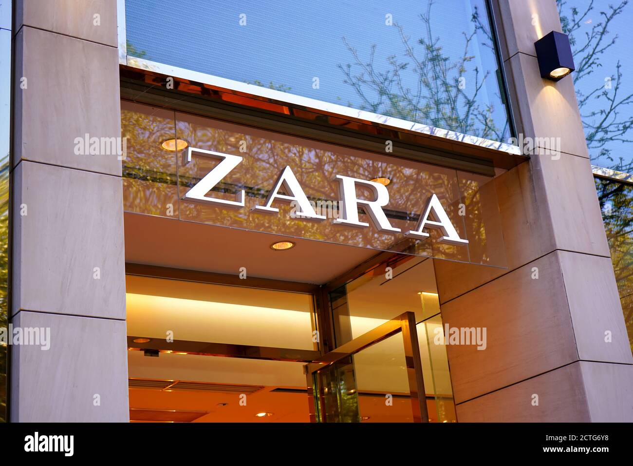 Shop-Logo einer Zara-Kette in der Königsallee in Düsseldorf Stockfotografie  - Alamy