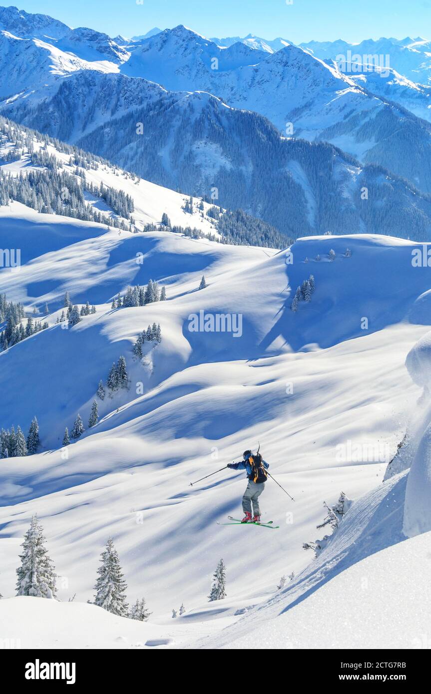 Tapfere Skifahrer springen aus Schnee Wochen Stockfoto