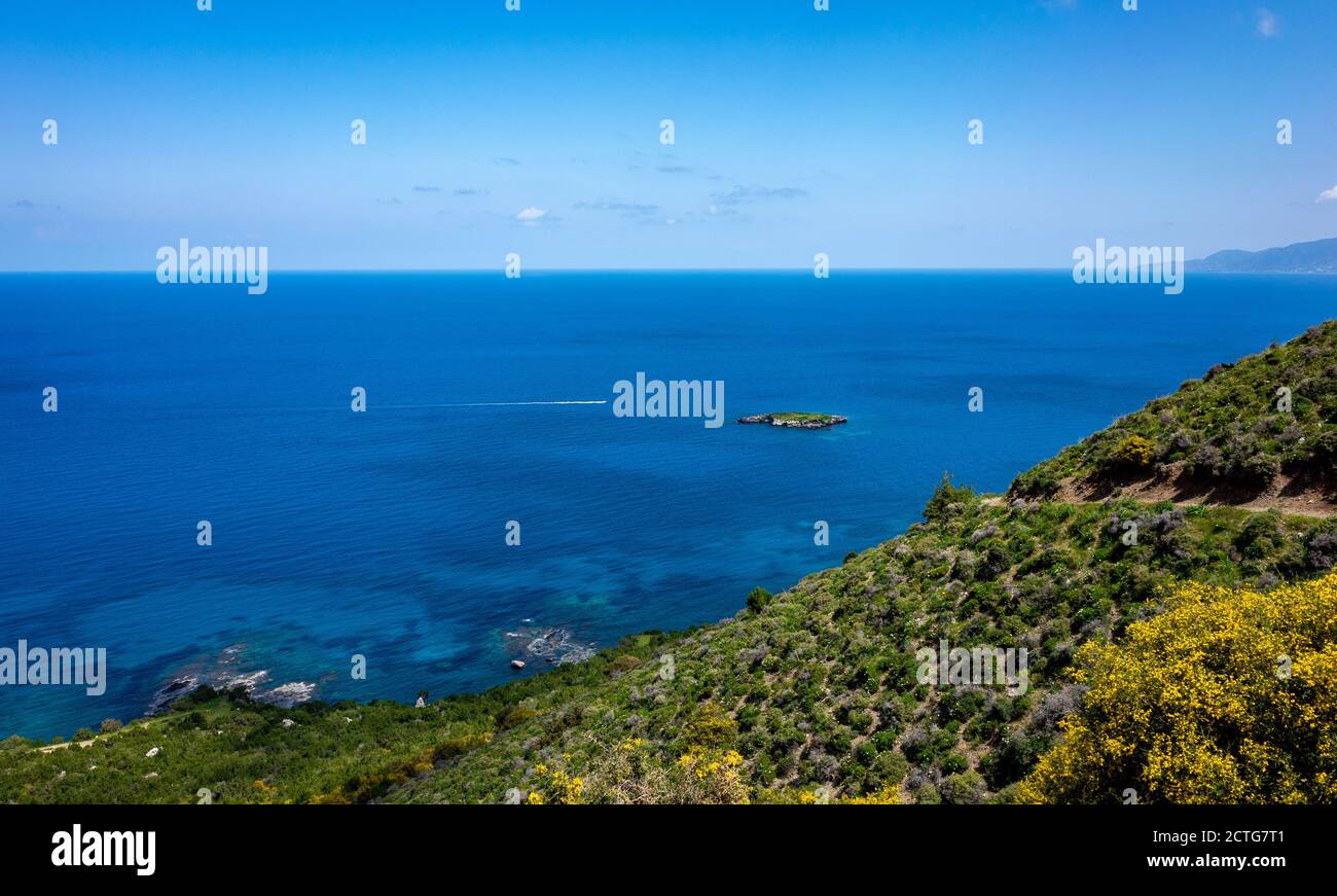 Grüne Bergküste des Mittelmeeres auf der Halbinsel Akamas im Nordwesten der Insel Zypern. Stockfoto