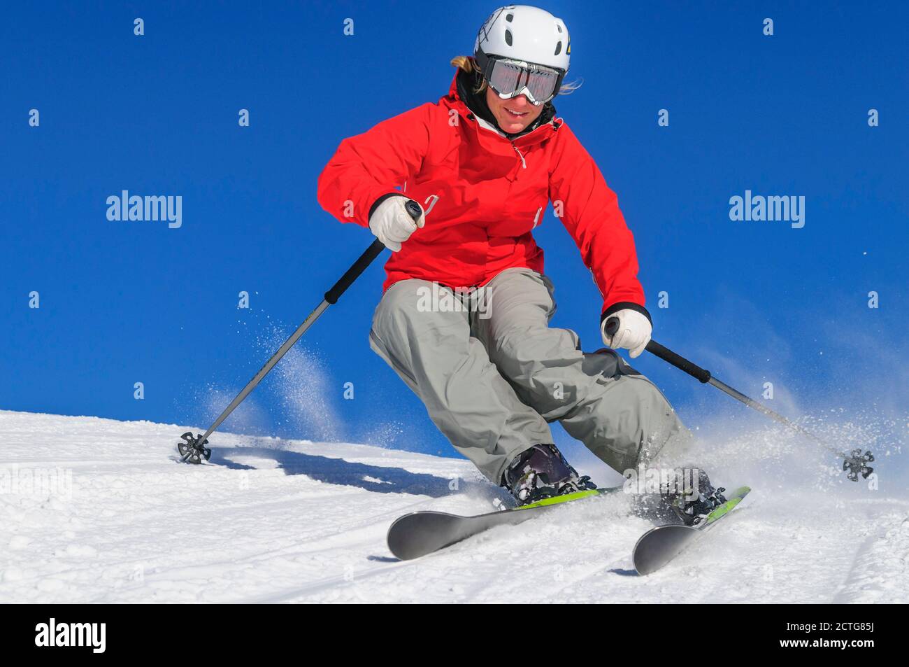 Junges Mädchen hat Spaß auf alpinen Skiern in österreichischen alpen Stockfoto