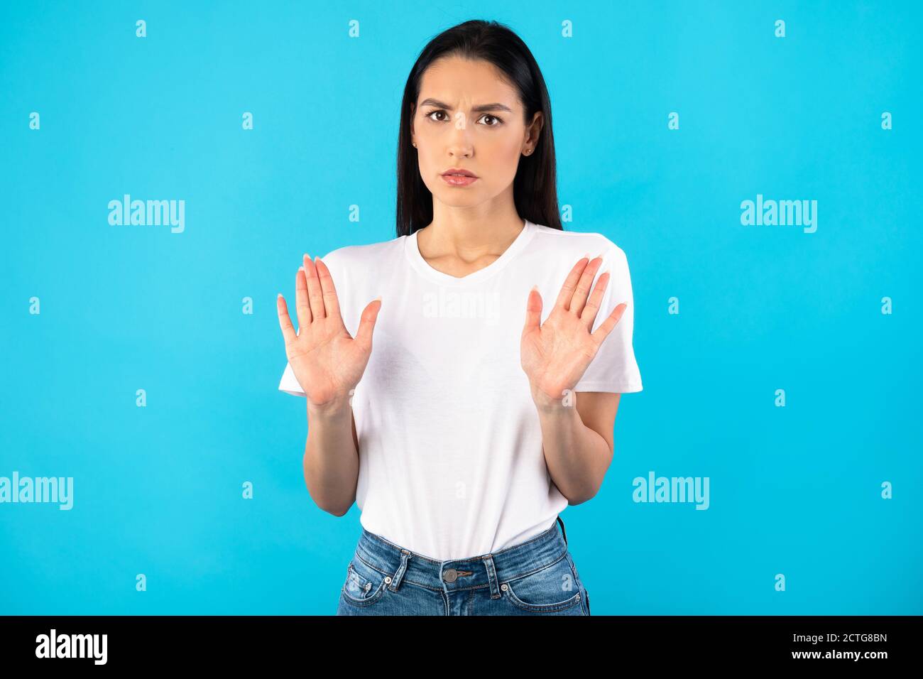 Seriöse Dame zeigt Stoppschild mit der Hand Stockfoto