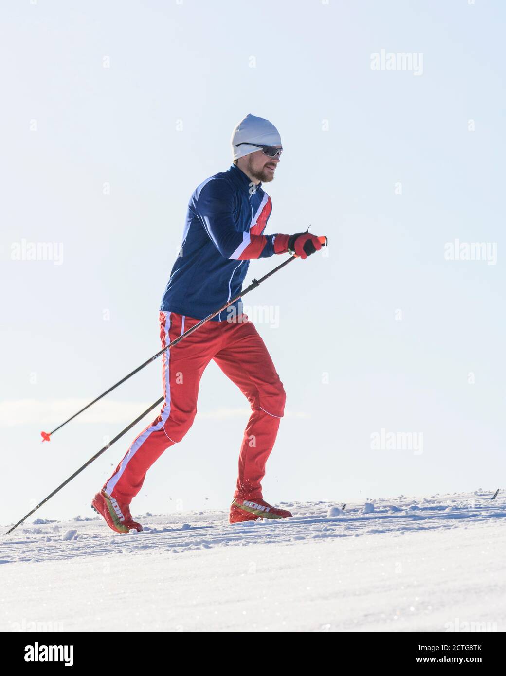 Langlauffahrer in Diagonaltechnik Stockfoto