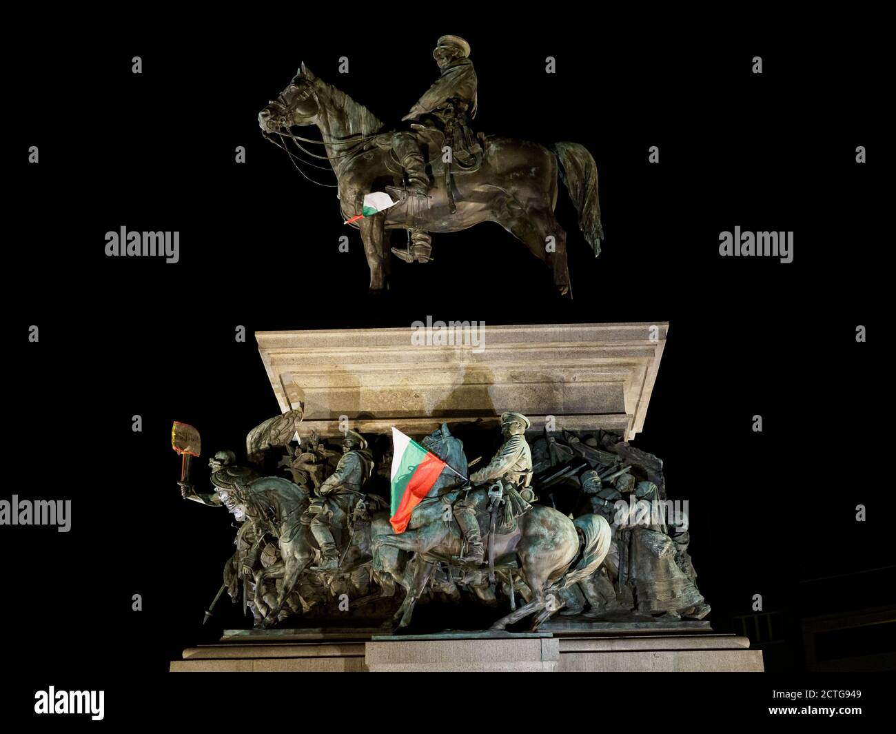 Denkmal des Zaren Liberator mit Fahnen bedeckt während eines Protestes fordert Rücktritt der Regierung in Sofia, Bulgarien, Dienstag, 22. September 2020. Thous Stockfoto