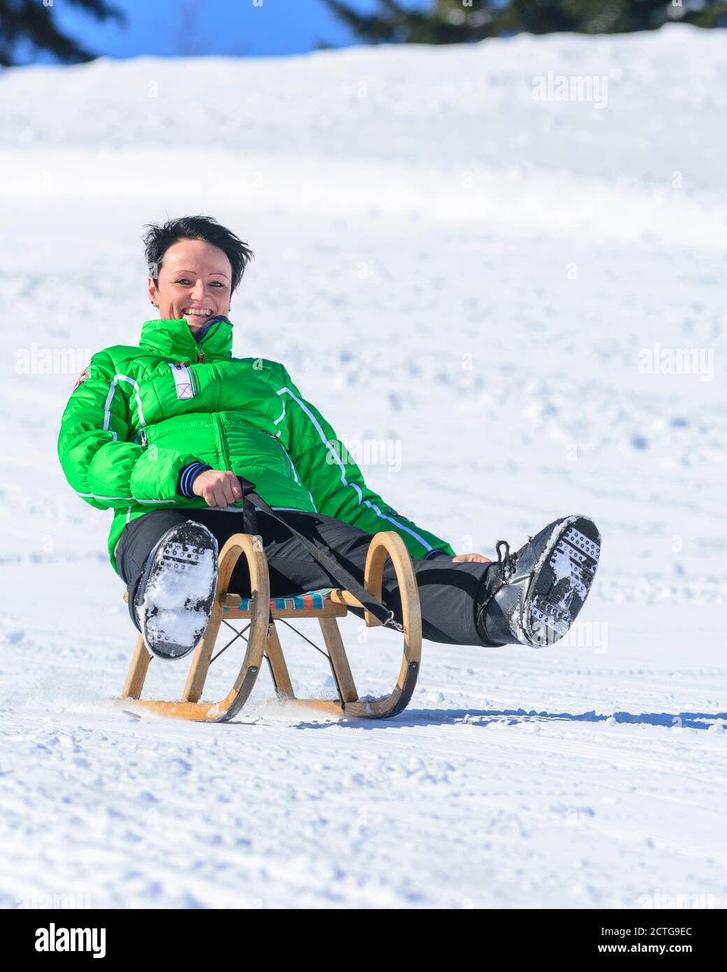 Frau im Schlitten in winterlicher Natur Stockfoto