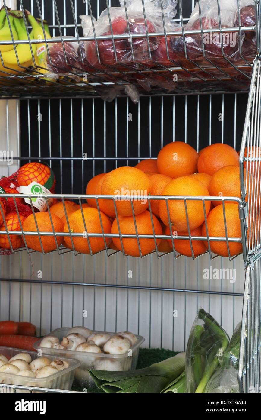 The Pantry Cummunity Store, gegründet und betrieben von Stockport Council. Stockport. Stockfoto