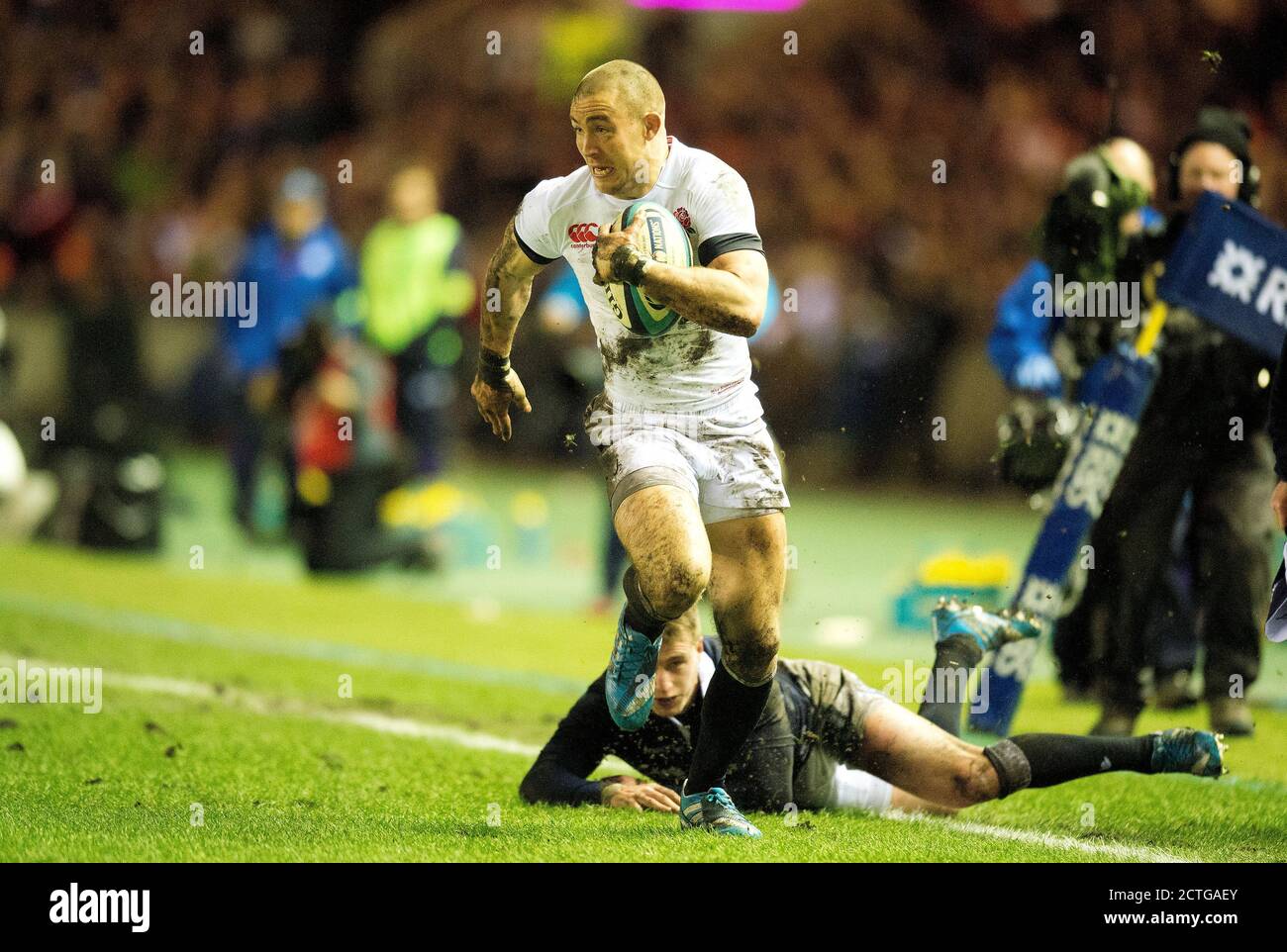 MIKE BROWN VERSUCHT ENGLAND ZU VERSUCHEN. SCHOTTLAND GEGEN ENGLAND, SECHS NATIONEN MEISTERSCHAFT MURRAYFIELD. Bild : © Mark Pain / Alamy Stockfoto