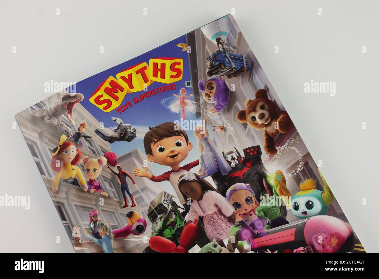 Smyths Spielzeug Katalog Winter 2020 isoliert auf weißem Hintergrund  Stockfotografie - Alamy