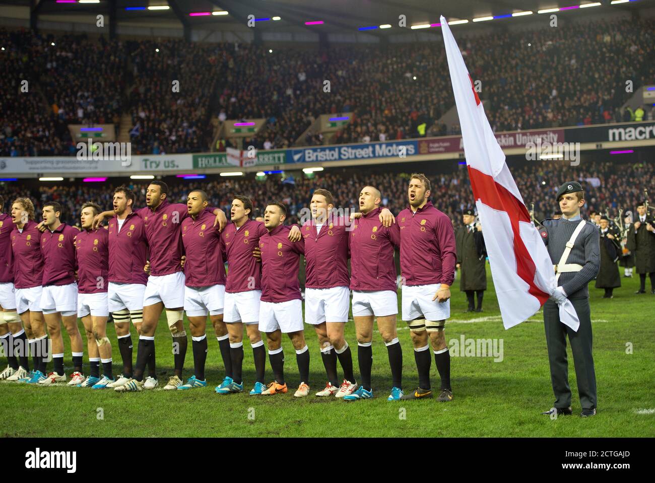 DIE ENGLISCHE MANNSCHAFT SINGT DIE NATIONALHYMNE. SCHOTTLAND GEGEN ENGLAND, SIX NATIONS CHAMPIONSHIP, MURRAYFIELD. Bild : © Mark Pain / Alamy Stockfoto