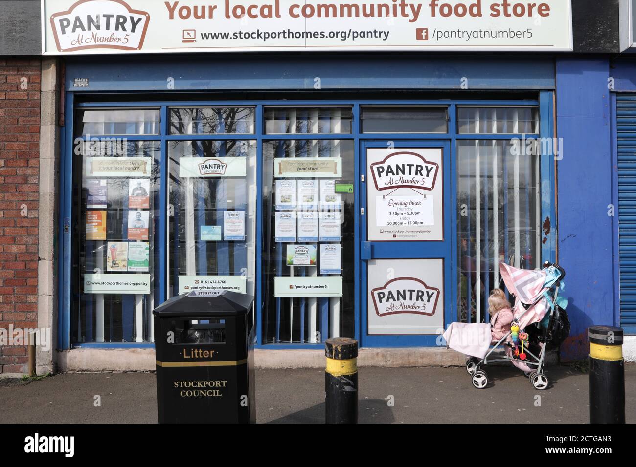 The Pantry Cummunity Store, gegründet und betrieben von Stockport Council. Stockport. Stockfoto