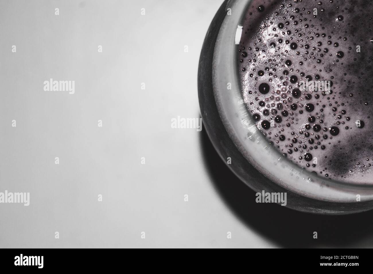 High-Angle-Schuss von dunklem Craft-Bier im Glas Mit Kopierbereich Stockfoto