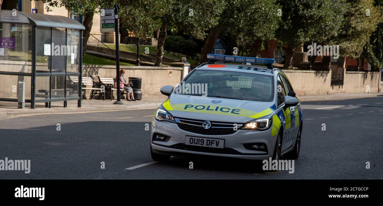 Windsor, Berkshire, England, Großbritannien. 2020. Polizei Patrouille Auto auf einem Schrei vorbei an der Pfarrkirche auf der High Street in Windsor. Stockfoto