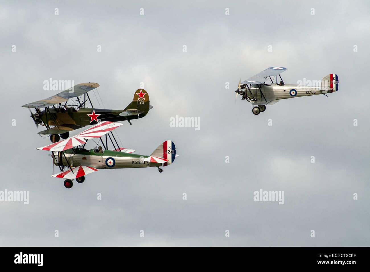 Fliegen Sie vorbei an AVRO Tutor, Polikarpov PO2 und Hawker Tomtit. Stockfoto