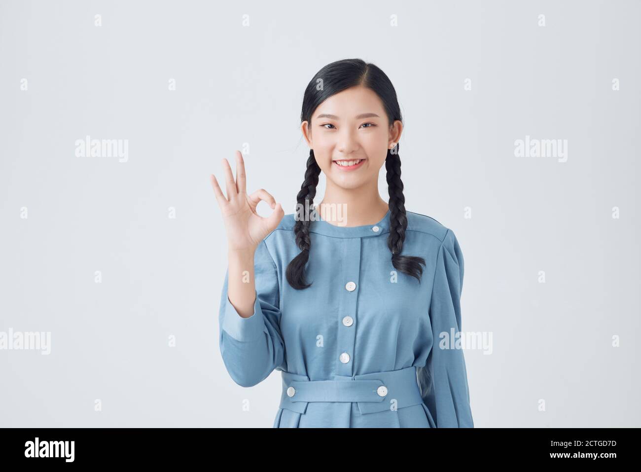 Junge asiatische Frau zeigt ein OK Hand Zeichen. Stockfoto