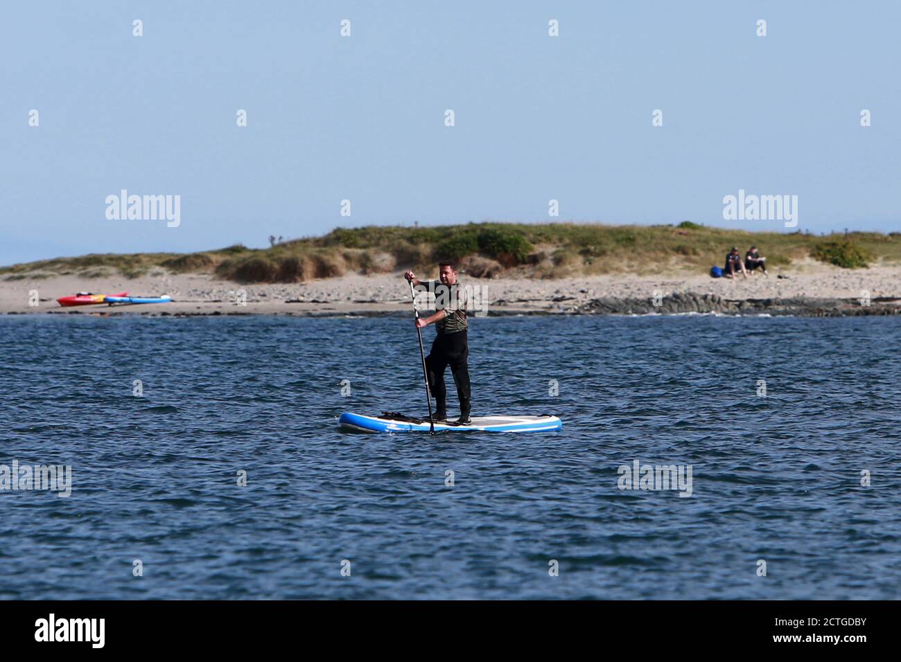 Ballyhornan, Nordirland, Großbritannien. September 2020, 20. John Sheridon nutzt den warmen Sonnenschein im September in Ballyhornan, County Down, Nordirland. Ängste wachsen als mögliche zweite Sperre aufgrund von Covid-19. Kredit: Paul McErlane Stockfoto