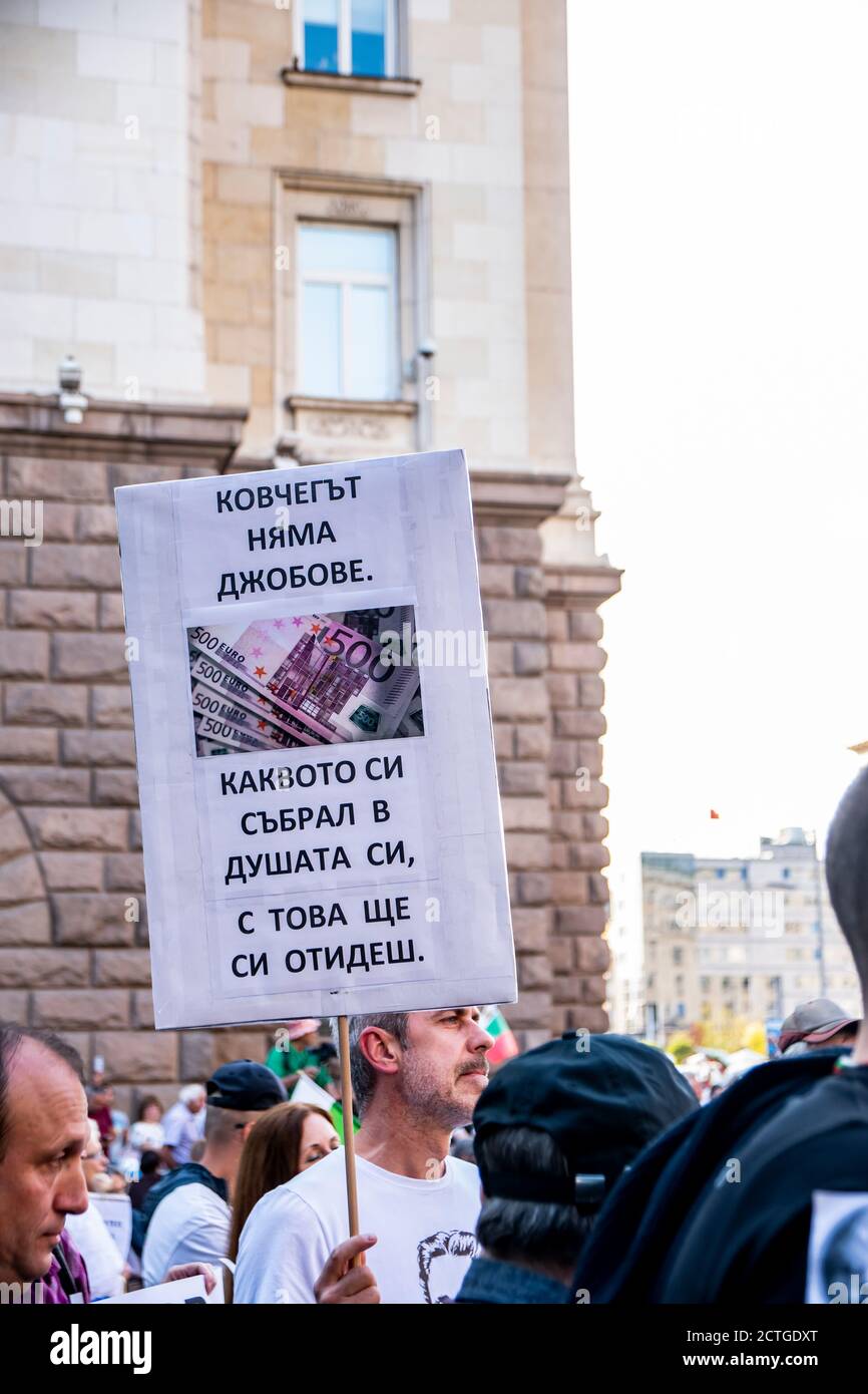 Sofia, Bulgarien - 22. September 2020: Demonstranten halten Plakate während des 76. Tages der regierungsfeindlichen Proteste gegen korrupte Politiker. Hoch Stockfoto