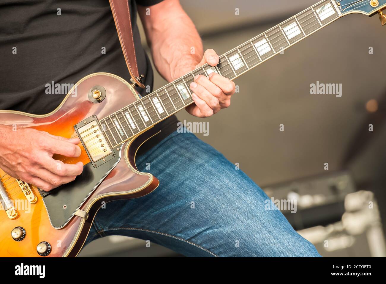 Nahaufnahme eines Rockmusikers, der eine E-Gitarre anschlägt Stockfoto