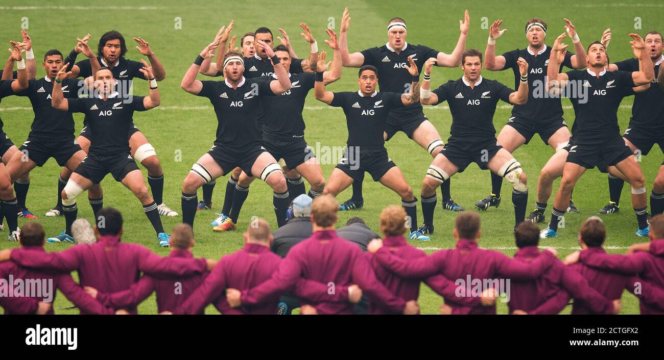 DIE ALLE SCHWARZEN FÜHREN DIE HAKA ENGLAND gegen NEUSEELAND QBE INTERNATIONAL - TWICKENHAM auf Copyright Picture : Mark Pain 17/11/2013 Stockfoto