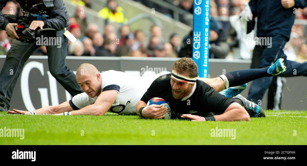 KIERAN READ SCORES EIN VERSUCH FÜR ALLE SCHWARZEN ENGLAND GEGEN NEUSEELAND QBE INTERNATIONAL - TWICKENHAM COPYRIGHT PICTURE : MARK PAIN 17/11/2013 Stockfoto