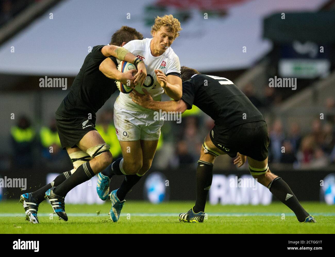 BILLY TWELVETREES ATTACKIERT ENGLAND gegen NEUSEELAND QBE INTERNATIONAL - TWICKENHAM Copyright Picture : Mark Pain 17/11/2013 Stockfoto