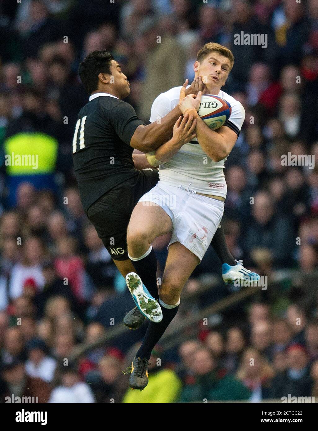 OWEN FARRELL HERAUSFORDERUNGEN FÜR EIN UP-AND-UNDER MIT JULIAN SAVEA ENGLAND / NEUSEELAND QBE INTERNATIONAL - TWICKENHAM COPYRIGHT PICTURE : MARK PAIN Stockfoto