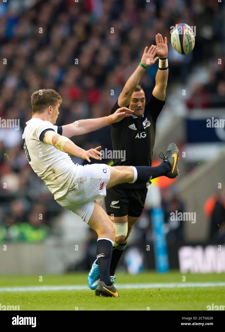OWEN FARRELL HAT FAST EINE FREIGABE AUFGELADEN UNTEN ENGLAND gegen NEUSEELAND QBE INTERNATIONAL Copyright Picture : Mark Pain Stockfoto