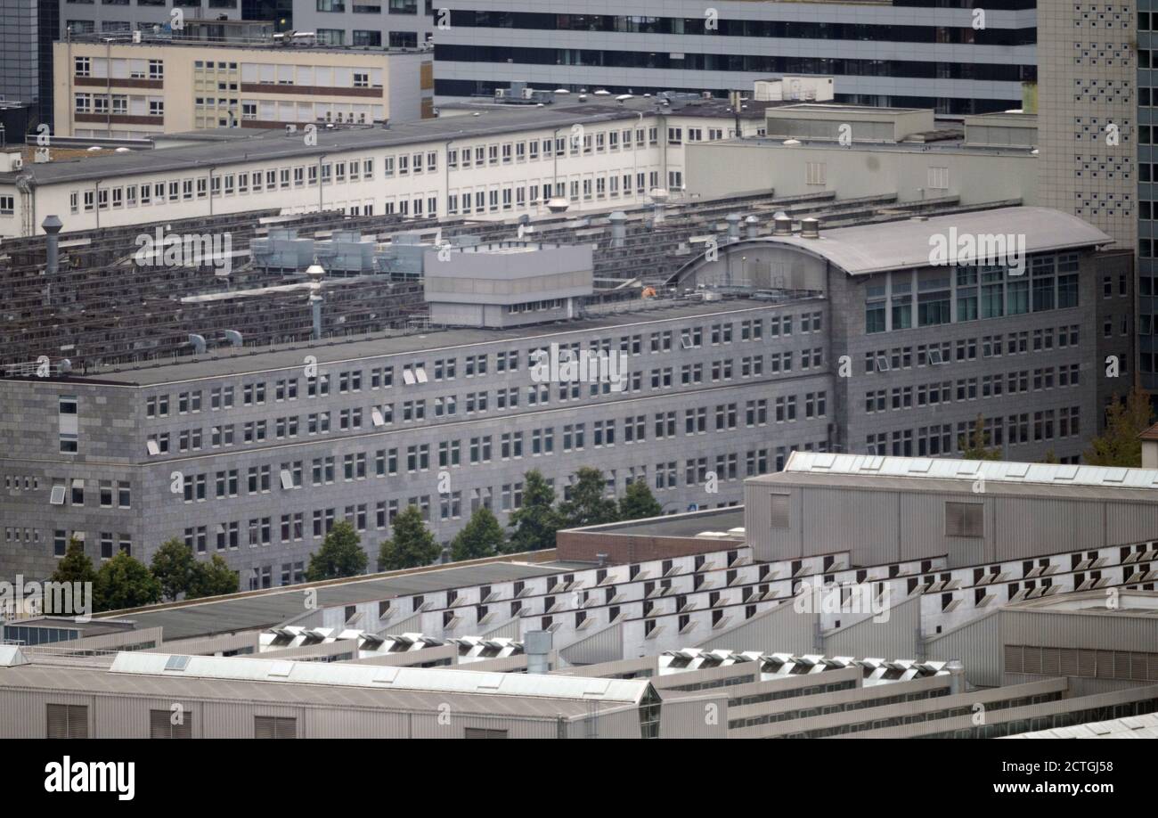 23. September 2020, Baden-Württemberg, Stuttgart-Untertürkheim: Blick aus Württemberg auf das Mercedes-Benz Werk in Untertürkheim. Laut betriebsrat will der Automobilhersteller Daimler im Rahmen seiner Sparmaßnahmen Arbeitsplätze am Stammsitz in Stuttgart-Untertürkheim kürzen. (An die dpa 'betriebsrat: Daimler will in Untertürkheim tausende Arbeitsplätze abschaffen') Foto: Marijan Murat/dpa Stockfoto