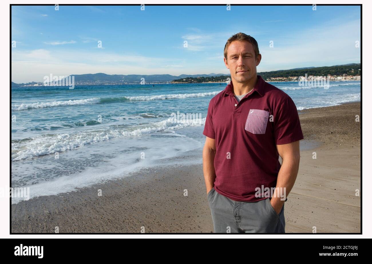 JONNY WILKINSON SCHLENDERT IN DER WINTERSONNE AM STRAND VON ST.CYR SUR MER, FRANKREICH. BILDNACHWEIS : © MARK PAIN / ALAMY STOCK FOTO Stockfoto