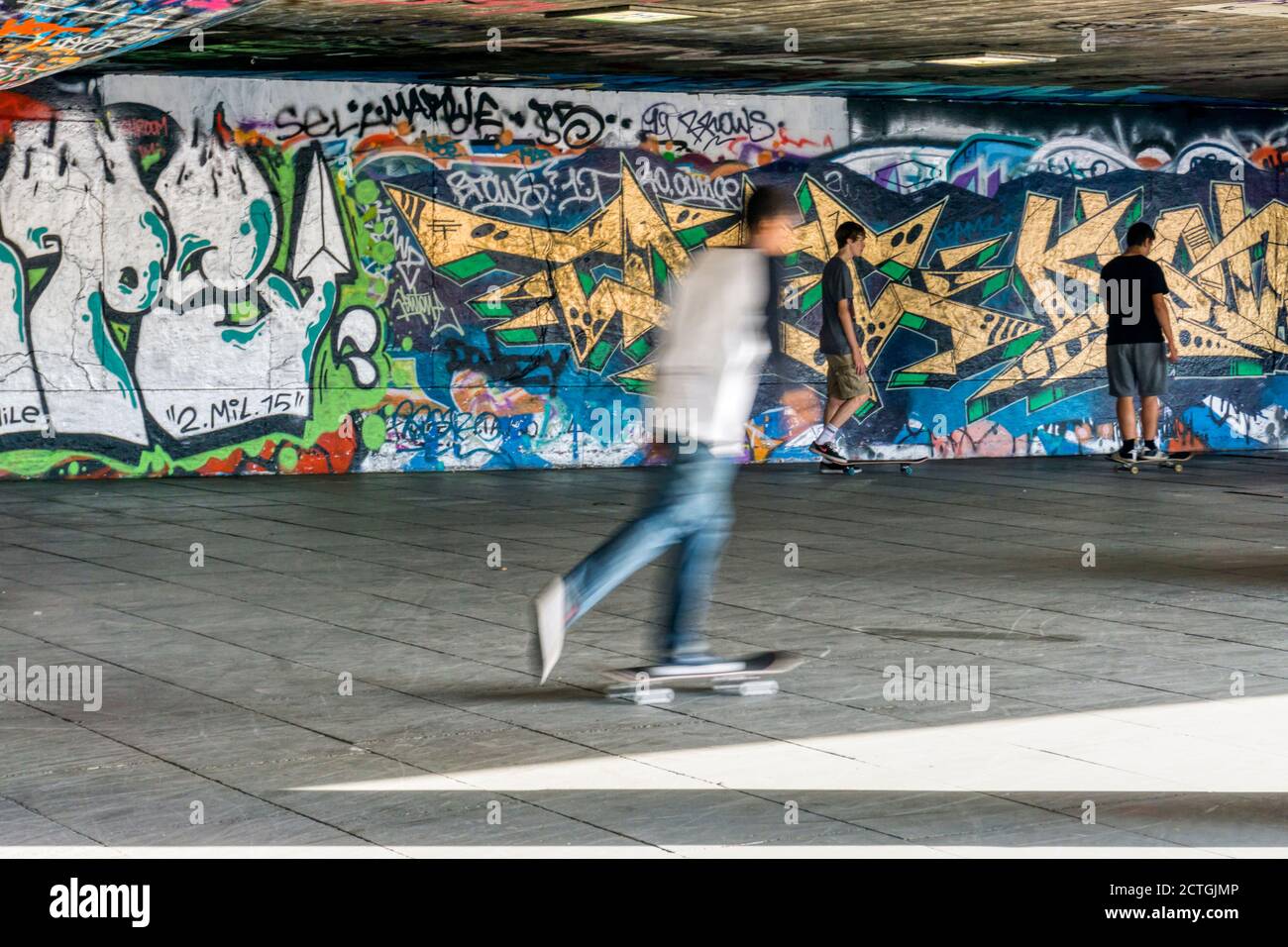 Skateboarding in der South Bank Undercroft mit Graffiti bedeckten Wänden. Stockfoto