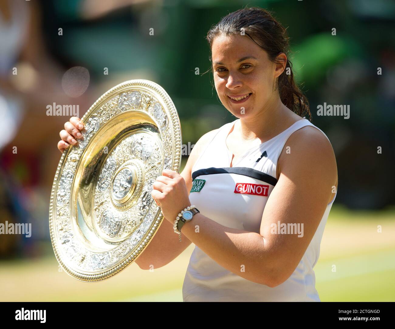 MARION BARTOLI FEIERT IMMER WIMBLEDON CHAMPION BARTOLI V LISICKI WIMBLEDON CHAMPIONSHIPS 2013 BILDCREDIT : © MARK PAIN / ALAMY Stockfoto