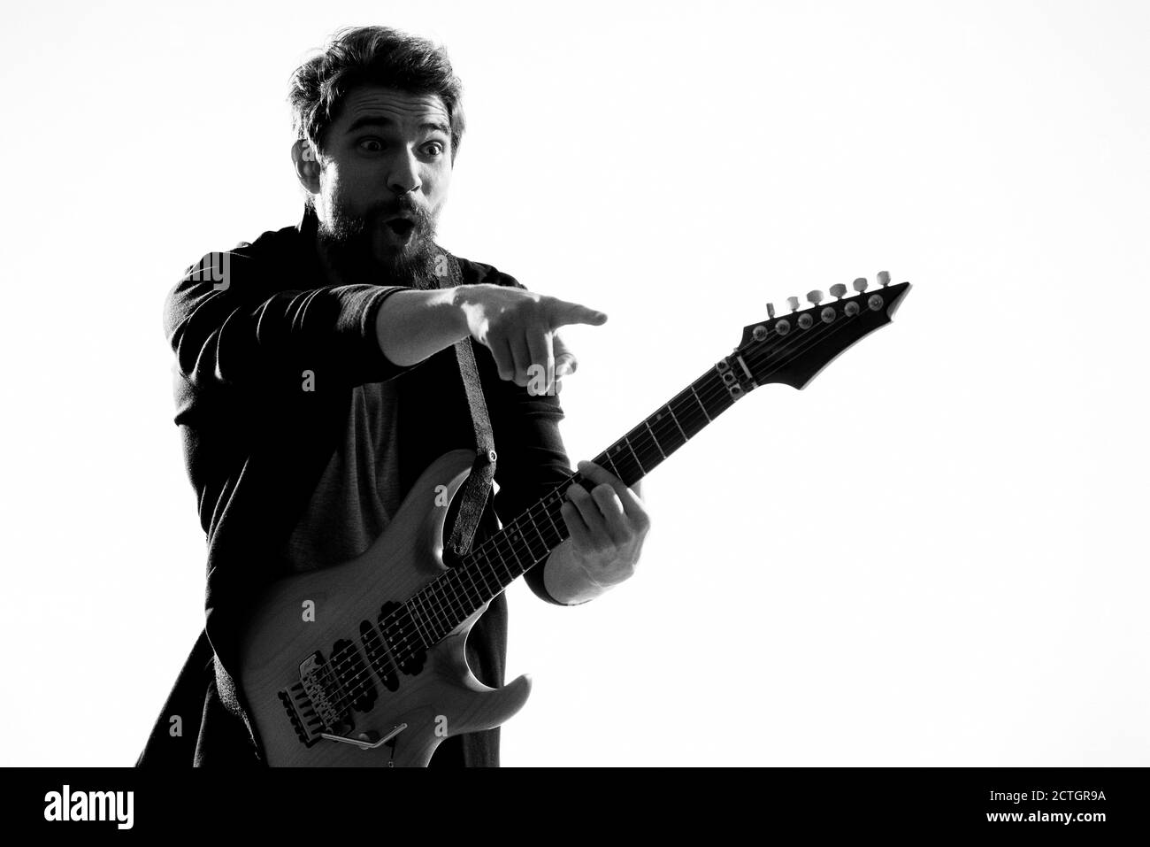 Musiker mit Gitarre Rockstar Emotionen Unterhaltung moderne Performer Stockfoto