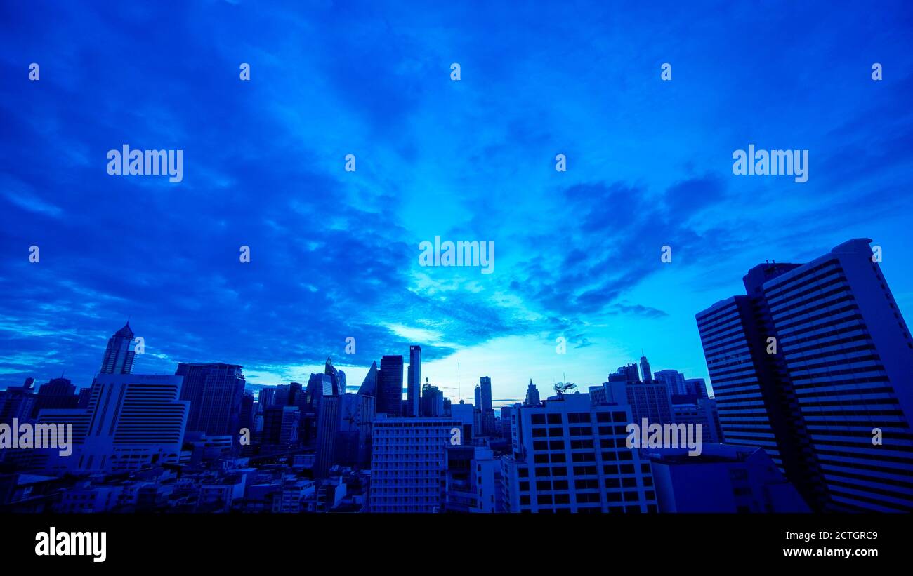 City Dawn blauer Himmel vor Sonnenaufgang Stockfoto
