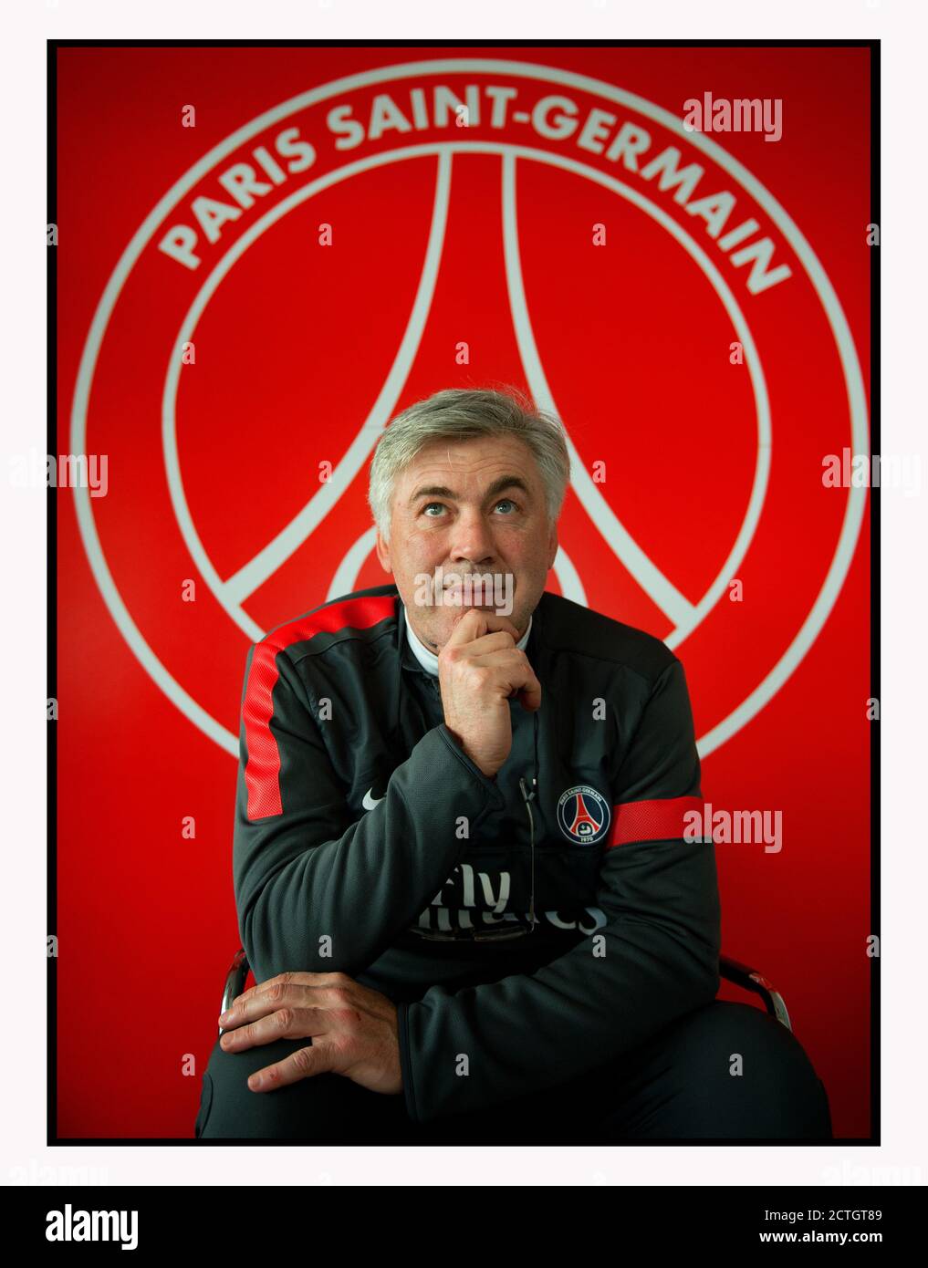 CARLO ANCELOTTI - MANAGER DES FRANZÖSISCHEN CLUB PARIS SAINT-GERMAIN - FOTOGRAFIERT AUF DEM TRAININGSGELÄNDE DES TEAMS IN PARIS. BILDNACHWEIS: © MARK PAIN / ALAMY Stockfoto