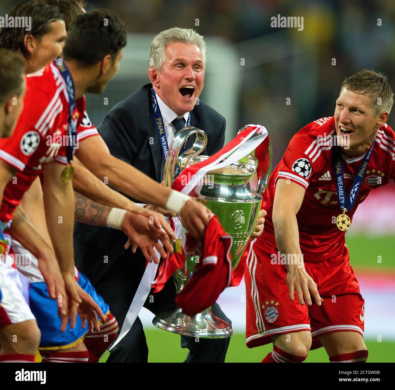 BAYERN MÜNCHEN TRAINER JUPP HEYNCKES MIT DER CHAMPIONS-LEAGUE-TROPHÄE BORUSSIA DORTMUND GEGEN FCBAYERN MÜNCHEN CHAMPIONS-LEAGUE-FINALE 2013 PIC : © MARK PAIN Stockfoto