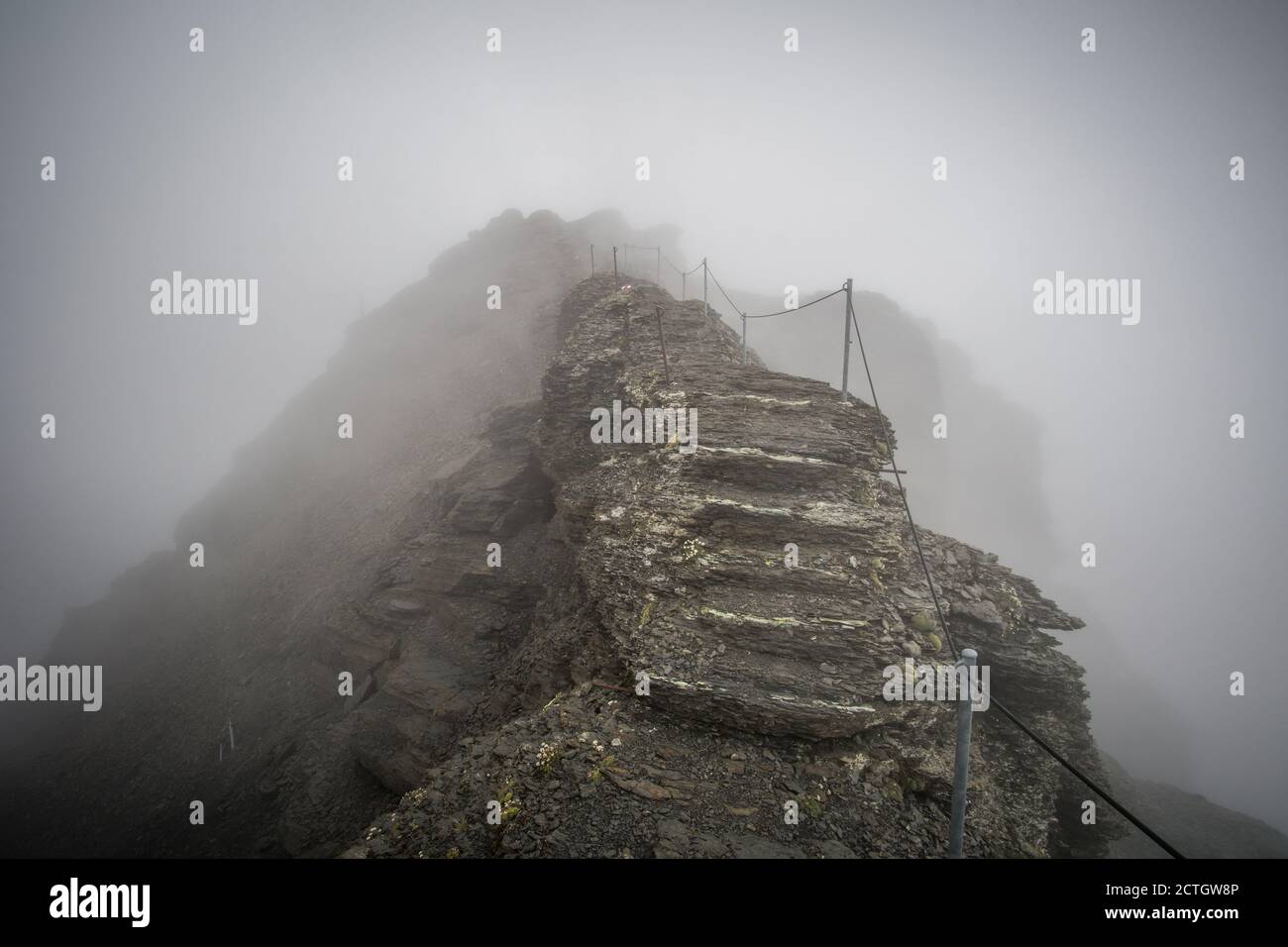 Blick auf den Weg, der von Murren zum Schilthorn führt Berg im Berner Oberland in niedriger Wolke mit einem Starker Nebel Stockfoto