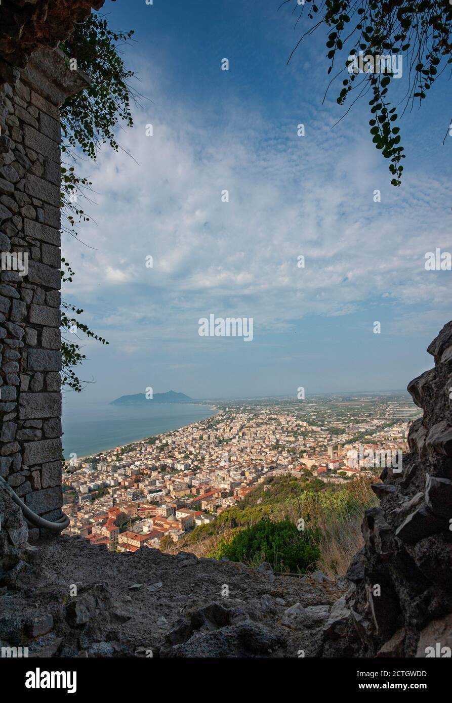 Panoramablick von den Ruinen des Jupiter Anxur-Tempels, in Terracina, Latina (Italien). Schöne Seestruine mit Circeo Vorgebirge im Hintergrund.. Stockfoto