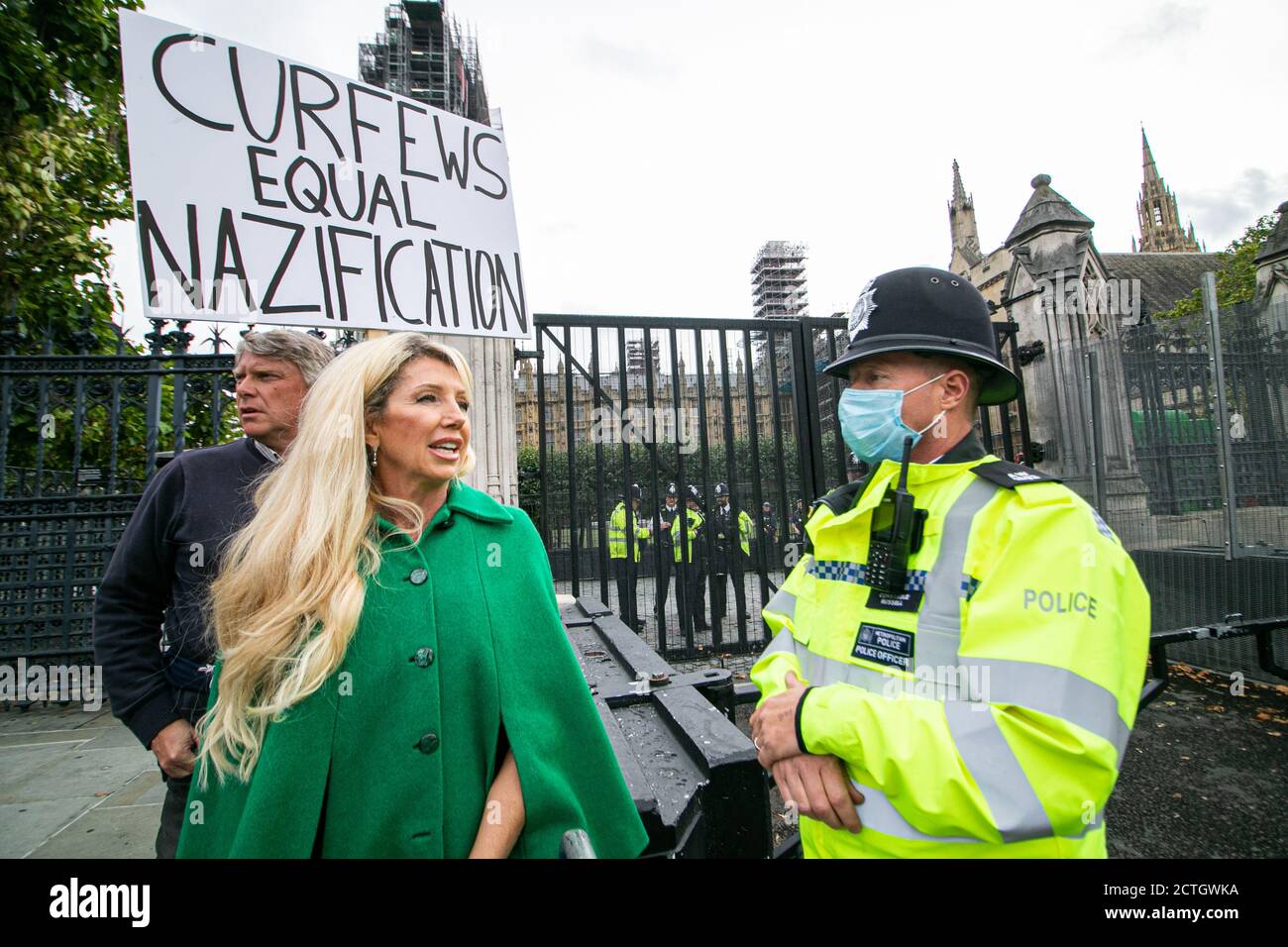 WESTMINSTER LONDON, GROSSBRITANNIEN, 23. SEPTEMBER 2020. Anti-Vaxxxer, Kate Shemirani protestiert vor dem Parlament, nachdem Premierminister Boris neue Regeln verhängt und mit Coronavirus-Beschränkungen für soziale Interaktionen Ausgangssperren. Kate Shemirani glaubt, dass es keine Pandemie gibt und Covid-19 ist ein Schwindel und eine Regierungsverschwörung, um die Massen zu kontrollieren und Covid-Impfung ist ein politisches Instrument, um die DNA der Menschen zu ändern. Kredit: amer ghazzal/Alamy Live Nachrichten Stockfoto