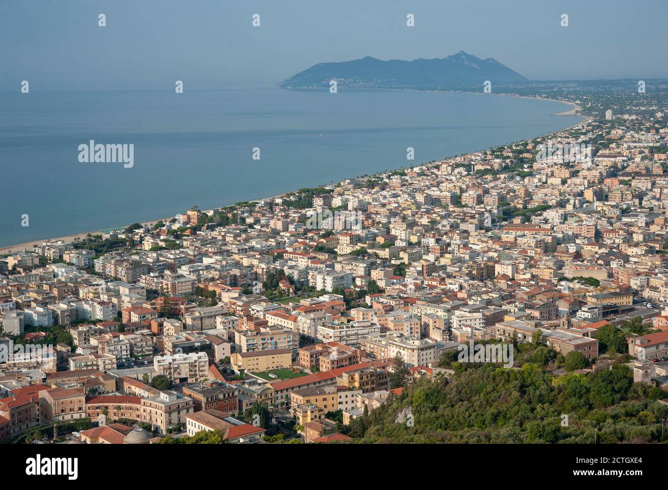 Panoramablick auf Terracina, Latina (Italien) . Schöne Meereslandschaft mit Circeo Vorgebirge im Hintergrund. Luftaufnahme... Stockfoto