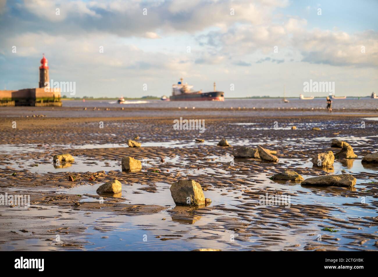 Strand in Bremerhaven bei Ebbe mit Schifffahrt auf der Weser im Hintergrund Stockfoto