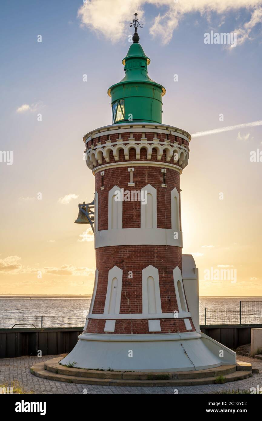 Alter Leuchtturm der Kaiserschleuse als Denkmal in Bremerhaven am Nordsee Stockfoto