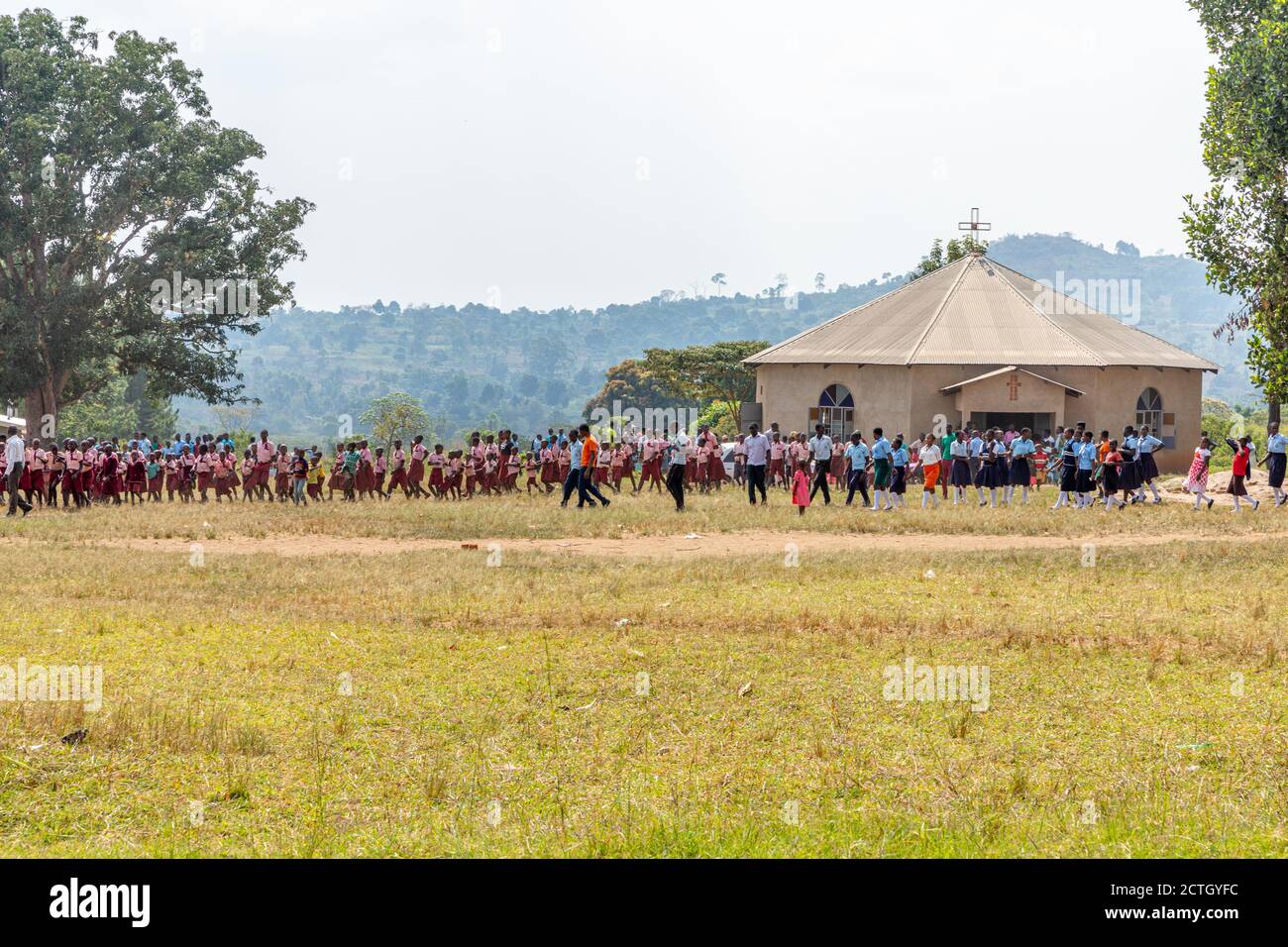 Uganda – Februar 26 2020: Viele Schüler mit Uniform warten auf den Eintritt in die Grundschule. Stockfoto